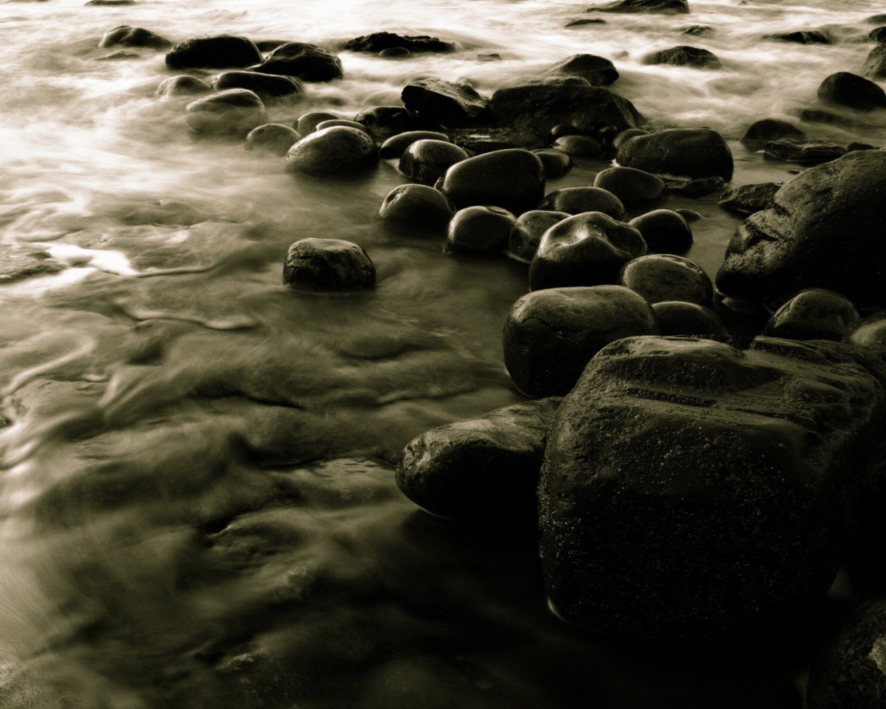 Черные валуны