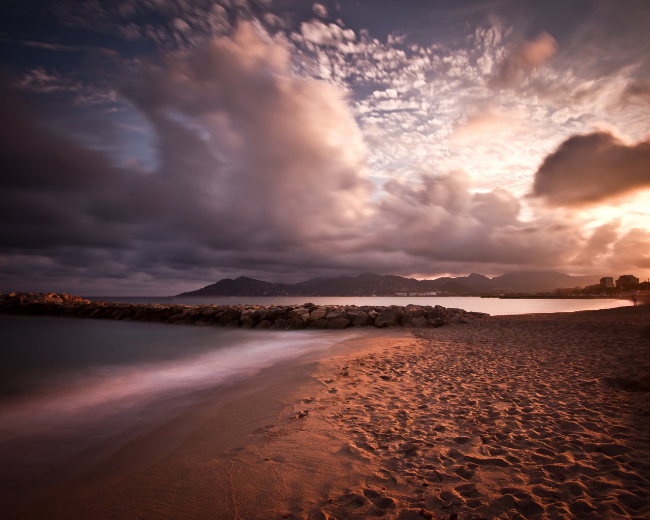 Вечер на Каннском пляже Франция