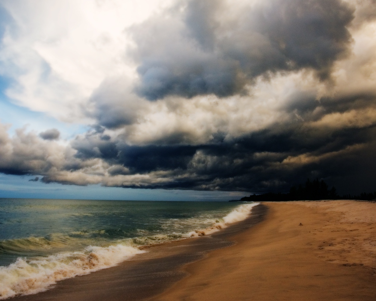 На пляже после шторма