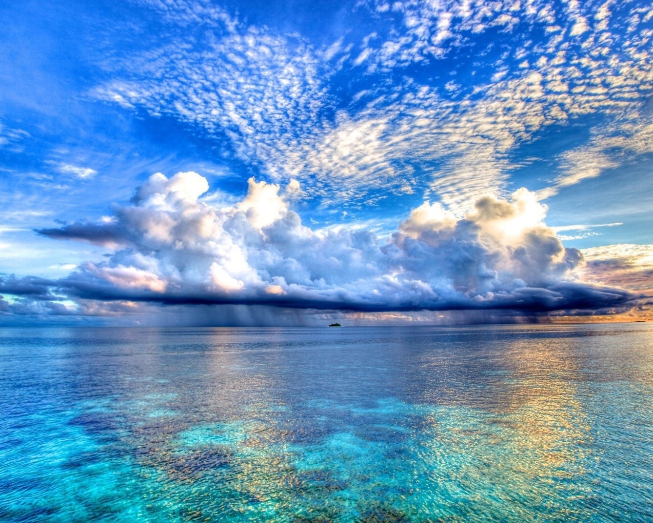 Облака над морем