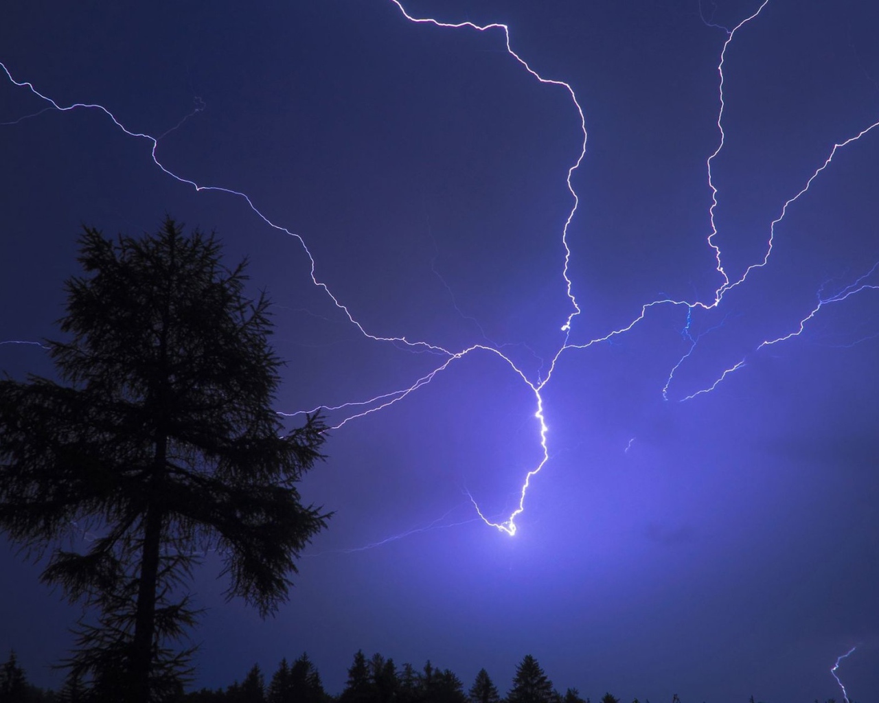 Молния в ночном небе