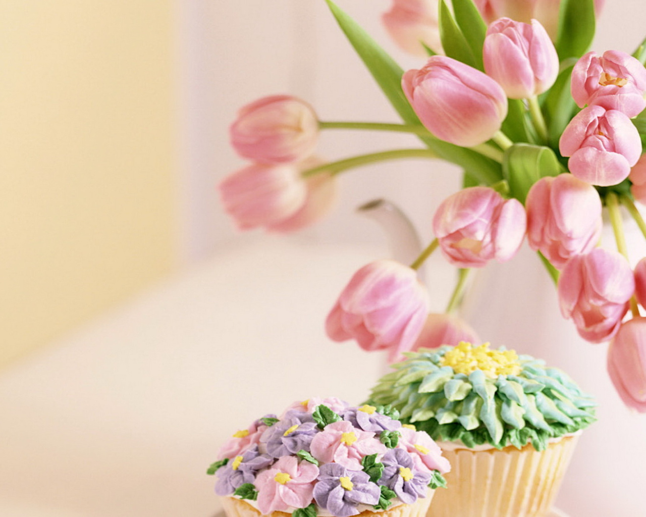 Тюльпаны и пирожные
