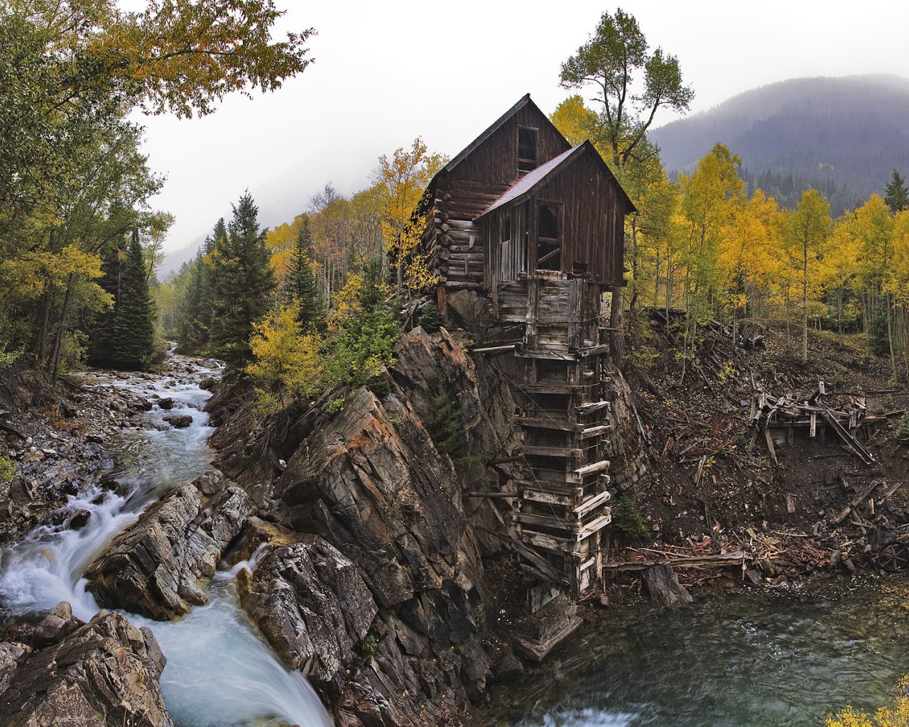 Домик на берегу лесной реки