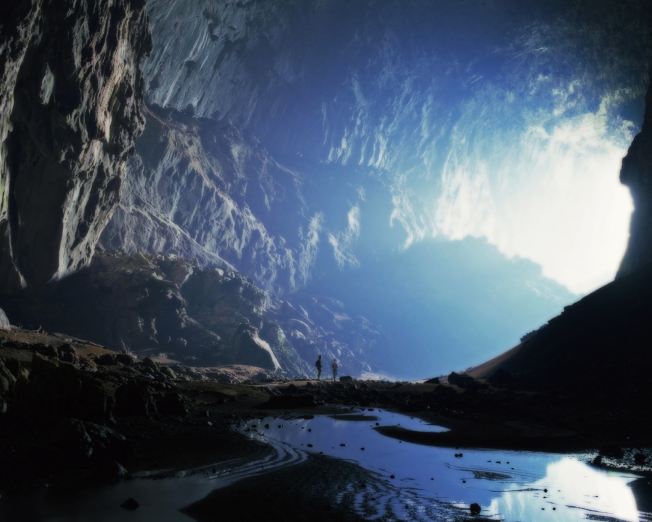 Огромная пещера в горах