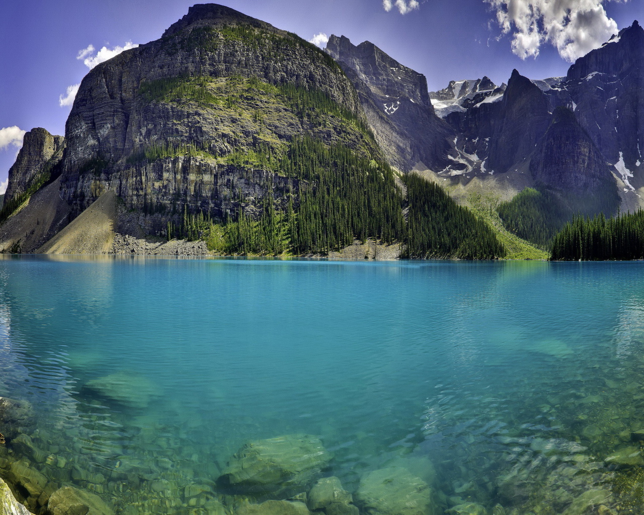 Чистое озеро у подножия