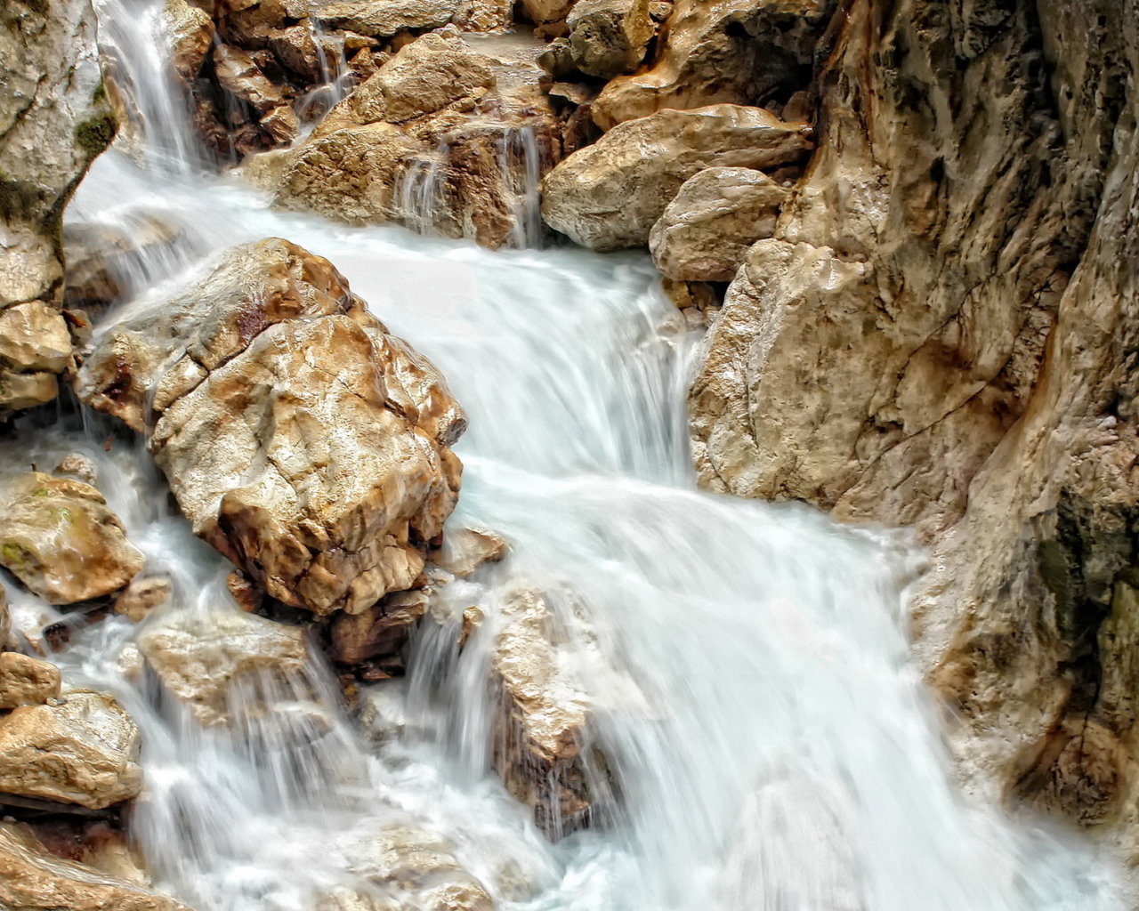 Ручей среди камней