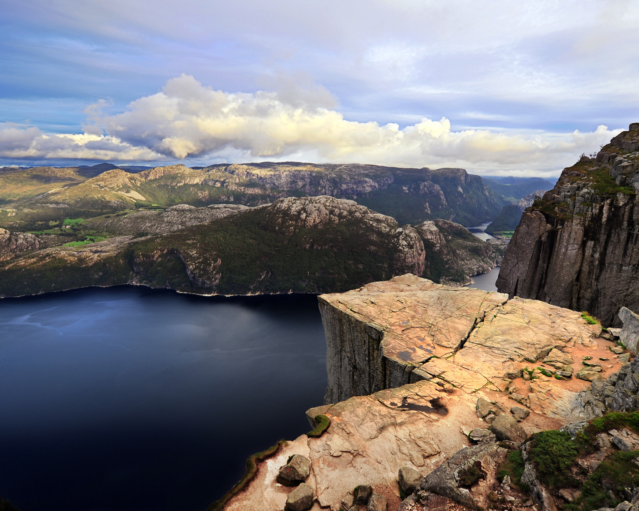 Озеро среди гор