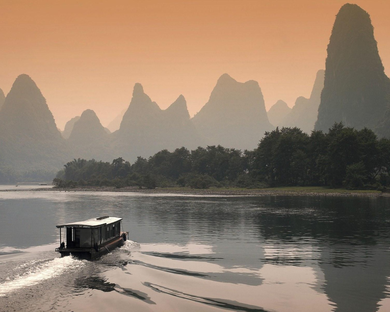 Горы у реки