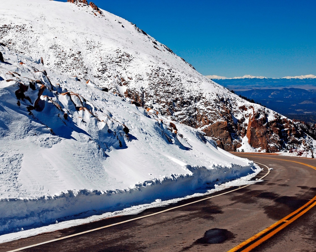Дорога среди снежных вершин