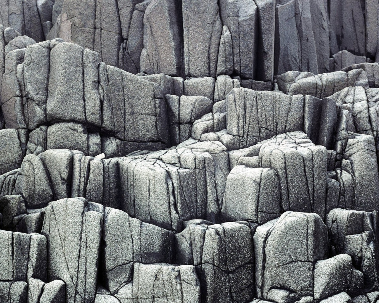 Скалы покрытые инеем