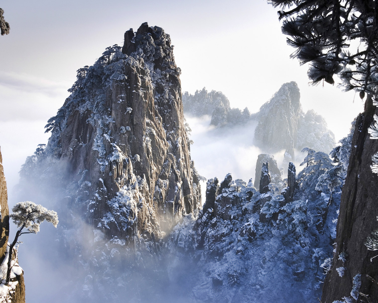 Скалы под снегом