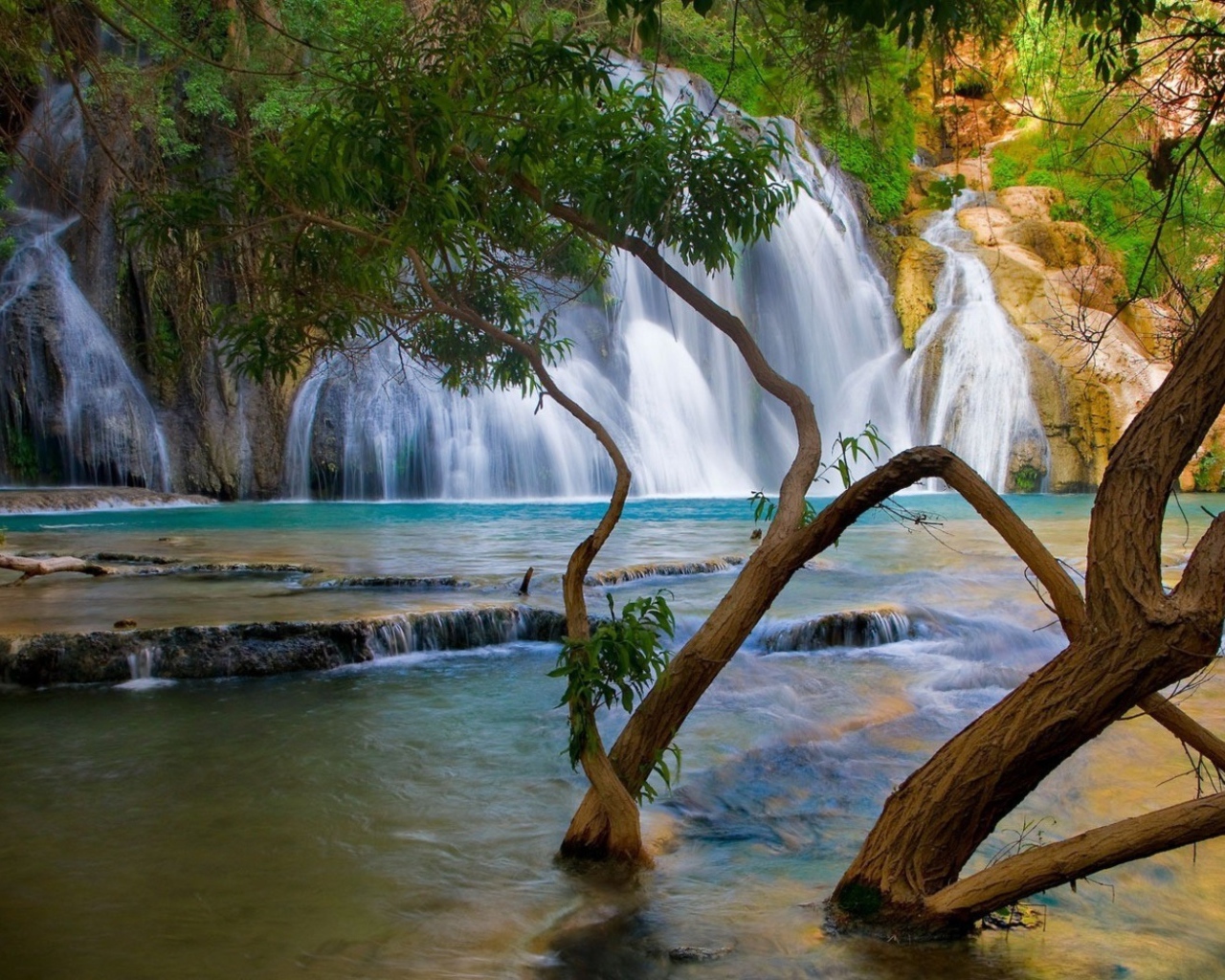 У подножия водопада