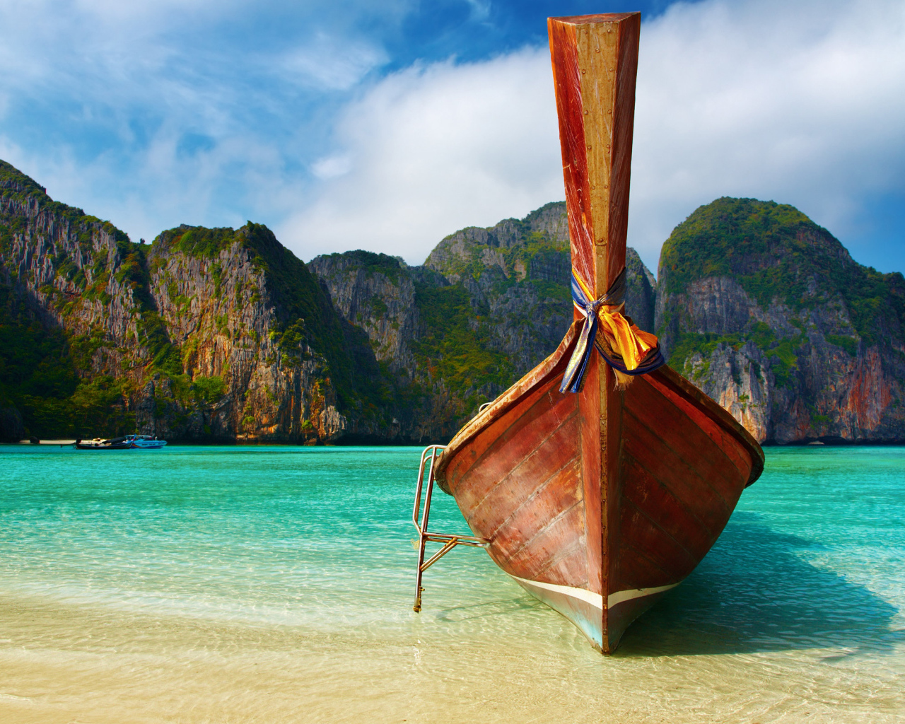 Лодка на берегу