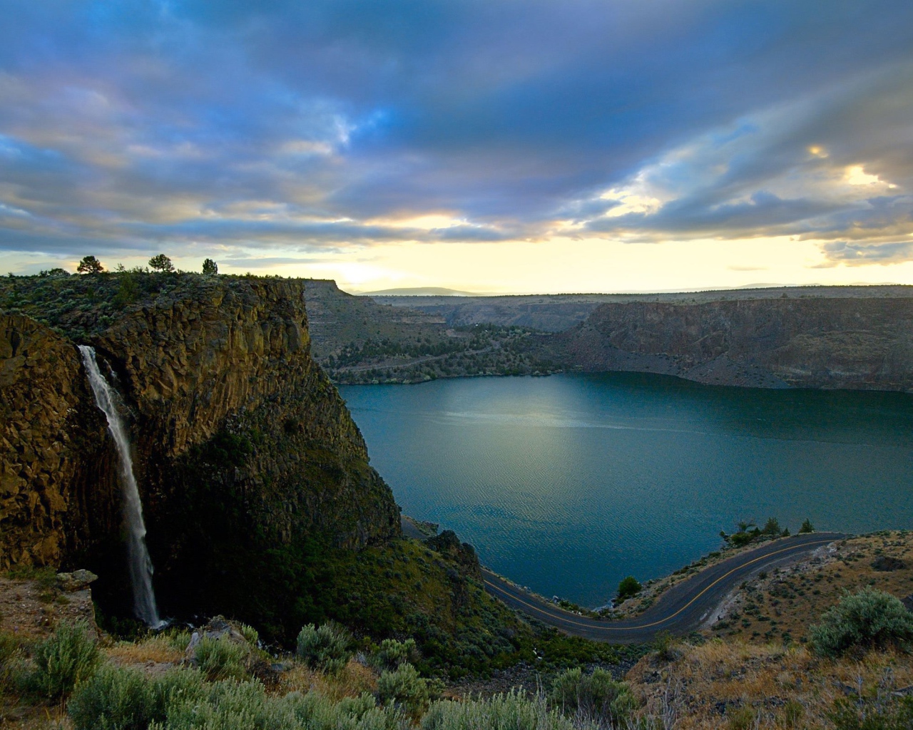 Озеро в каньоне
