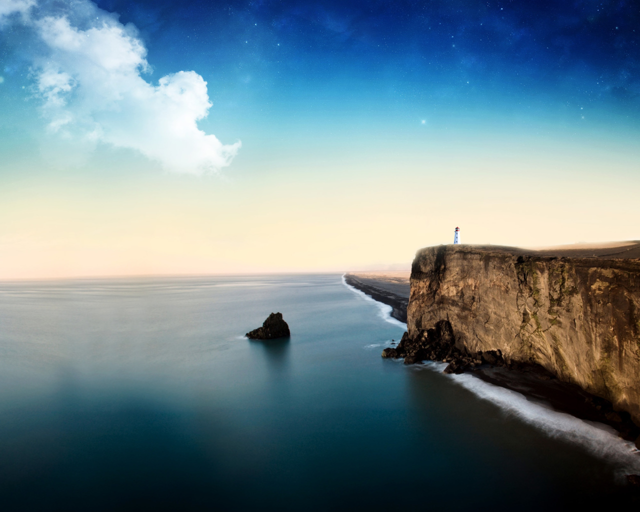 Маяк на высоком берегу