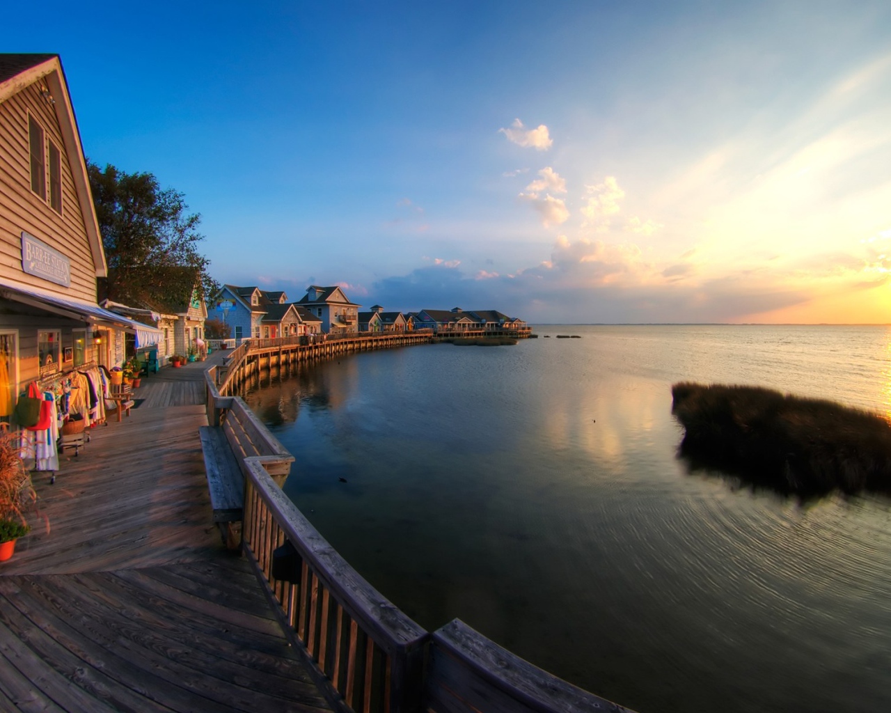 Магазинчики на берегу