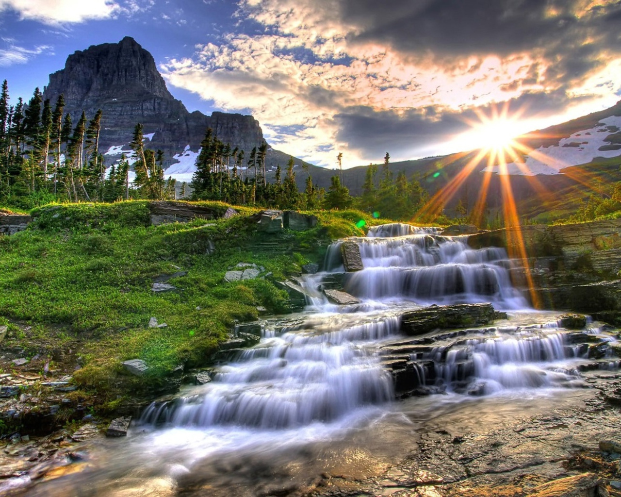 Горы и ручей