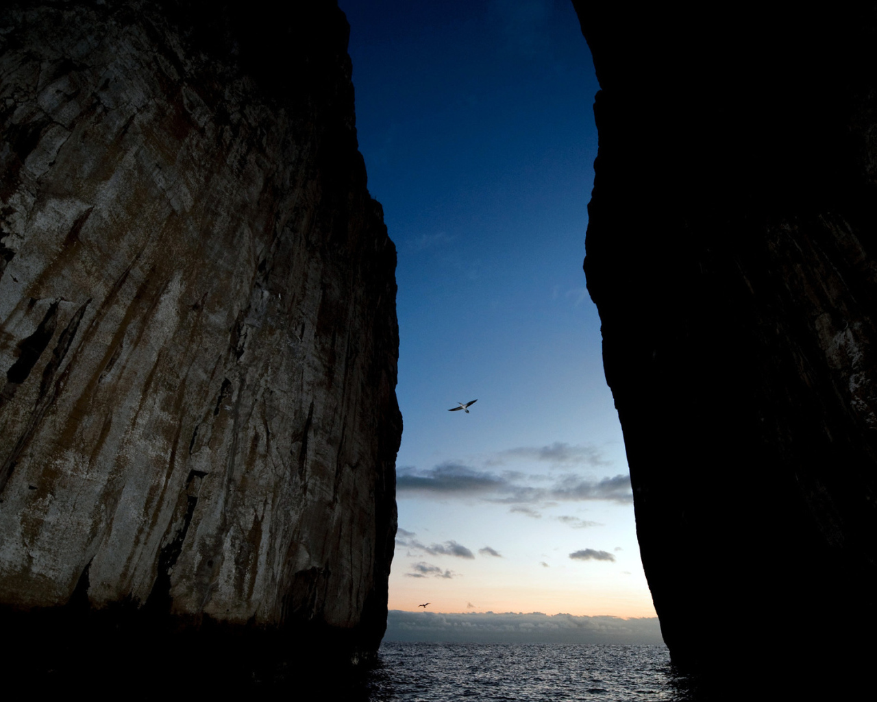 Скалы и море