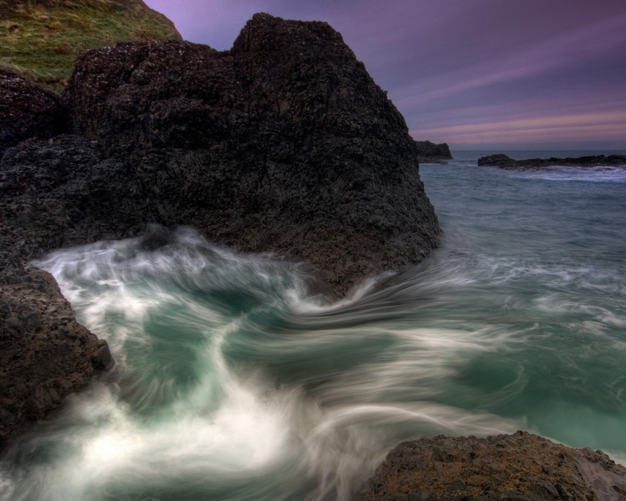 Камни на берегу