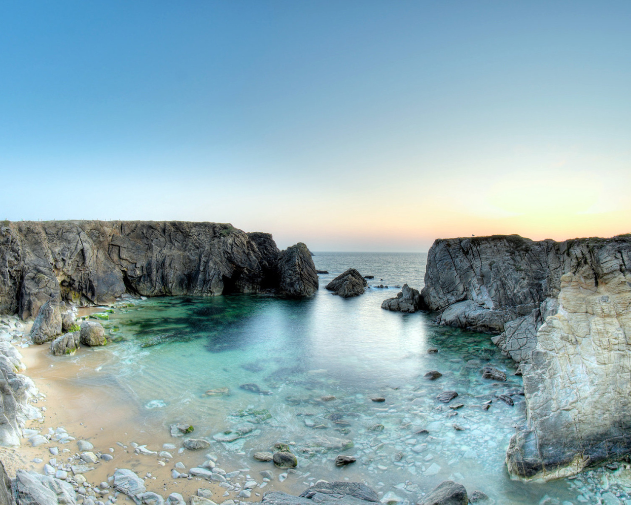 Каменистый берег