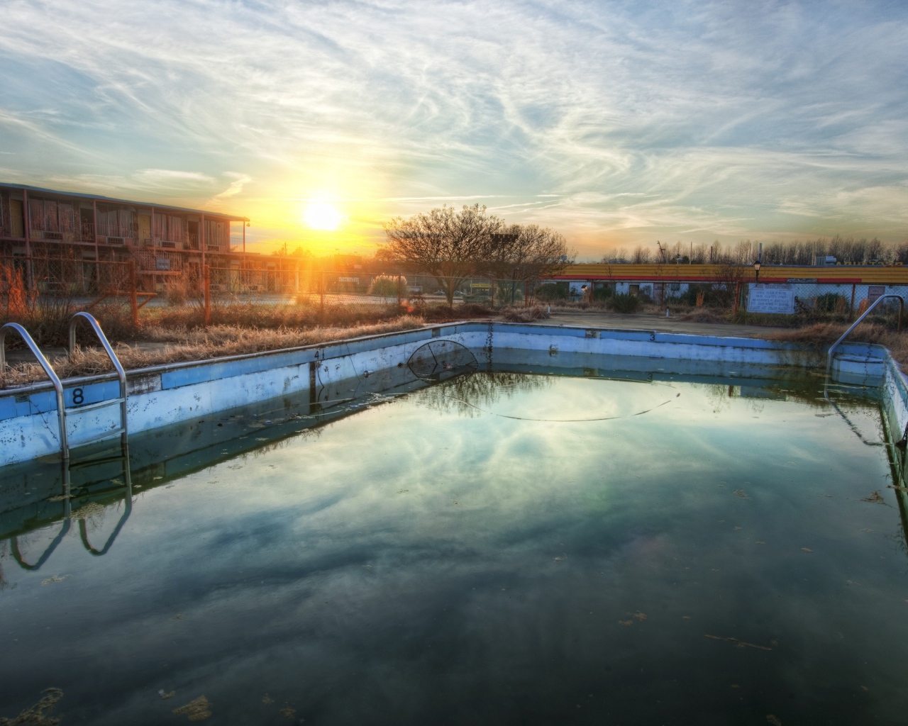 Закат у бассейна