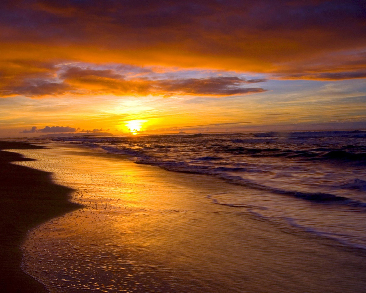 Закат на пляже популярного курорта