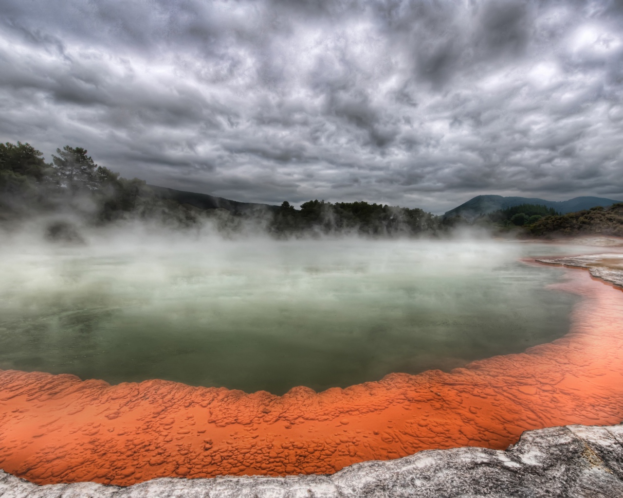 Горячий источник у вулкана