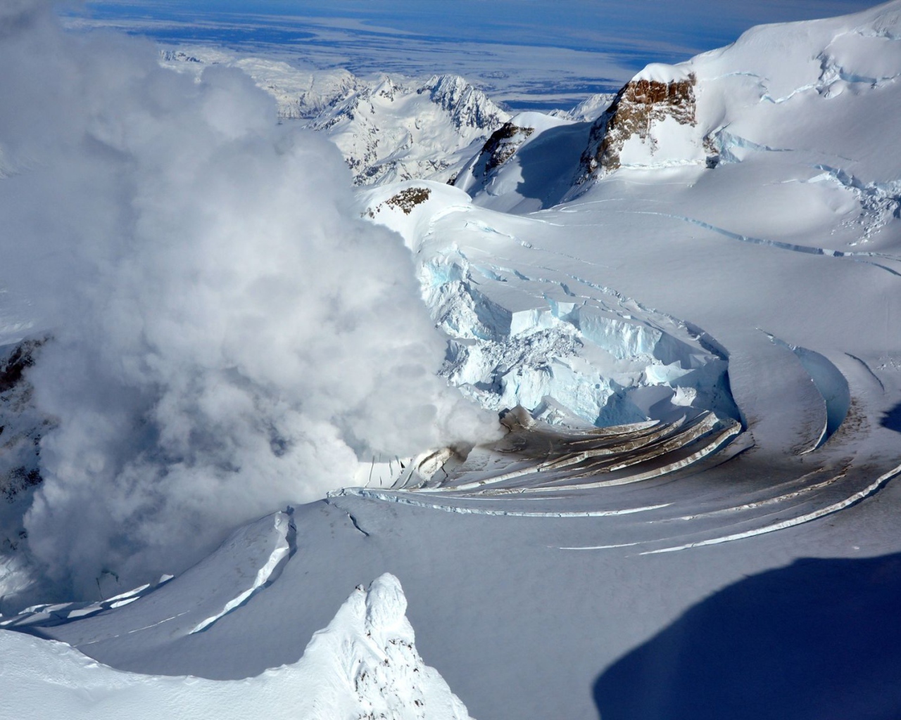 Извержение вулкана, Аляска, США