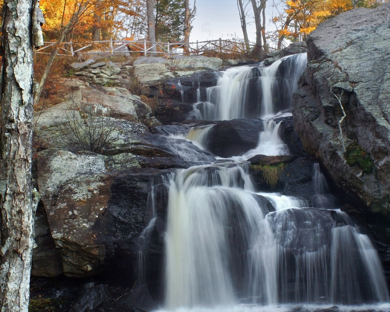 Осенний водопад