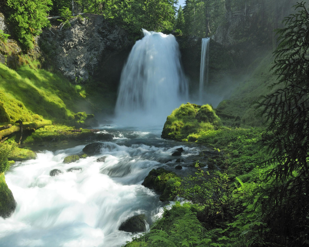 Водопад на лесной речке