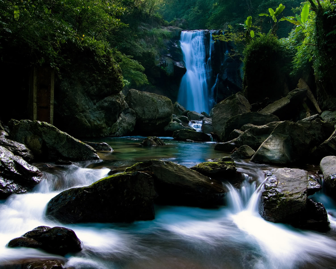 Водопад на лесной речке