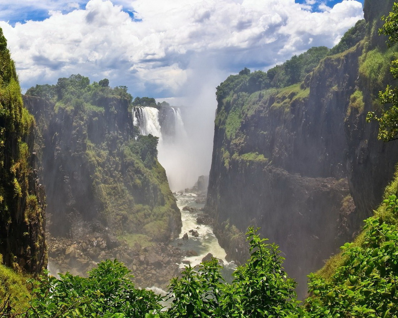 Водопад в ущелье