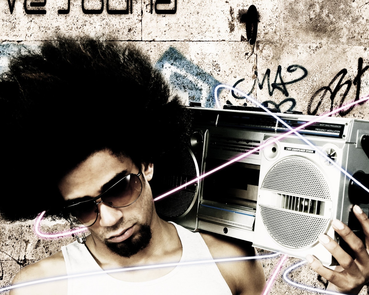 Парень с магнитофоном