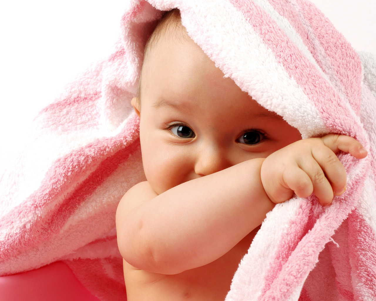 Малыш под одеялом