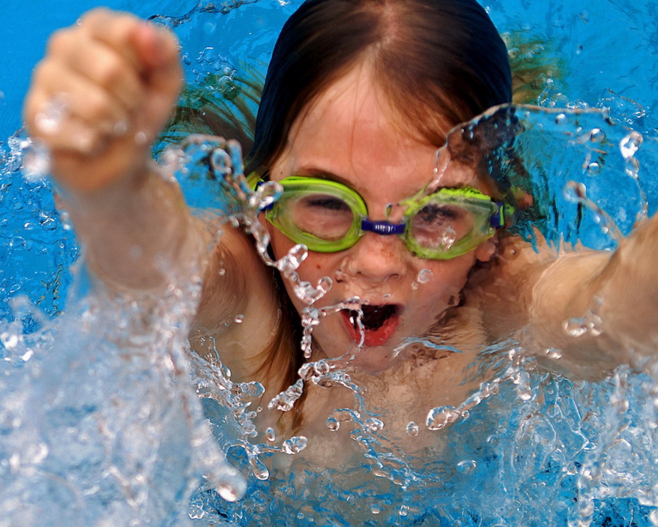 Плавающая девочка