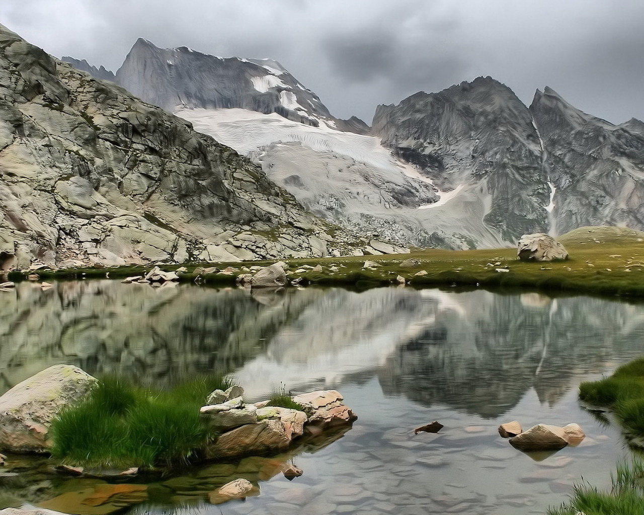 У подножия гор