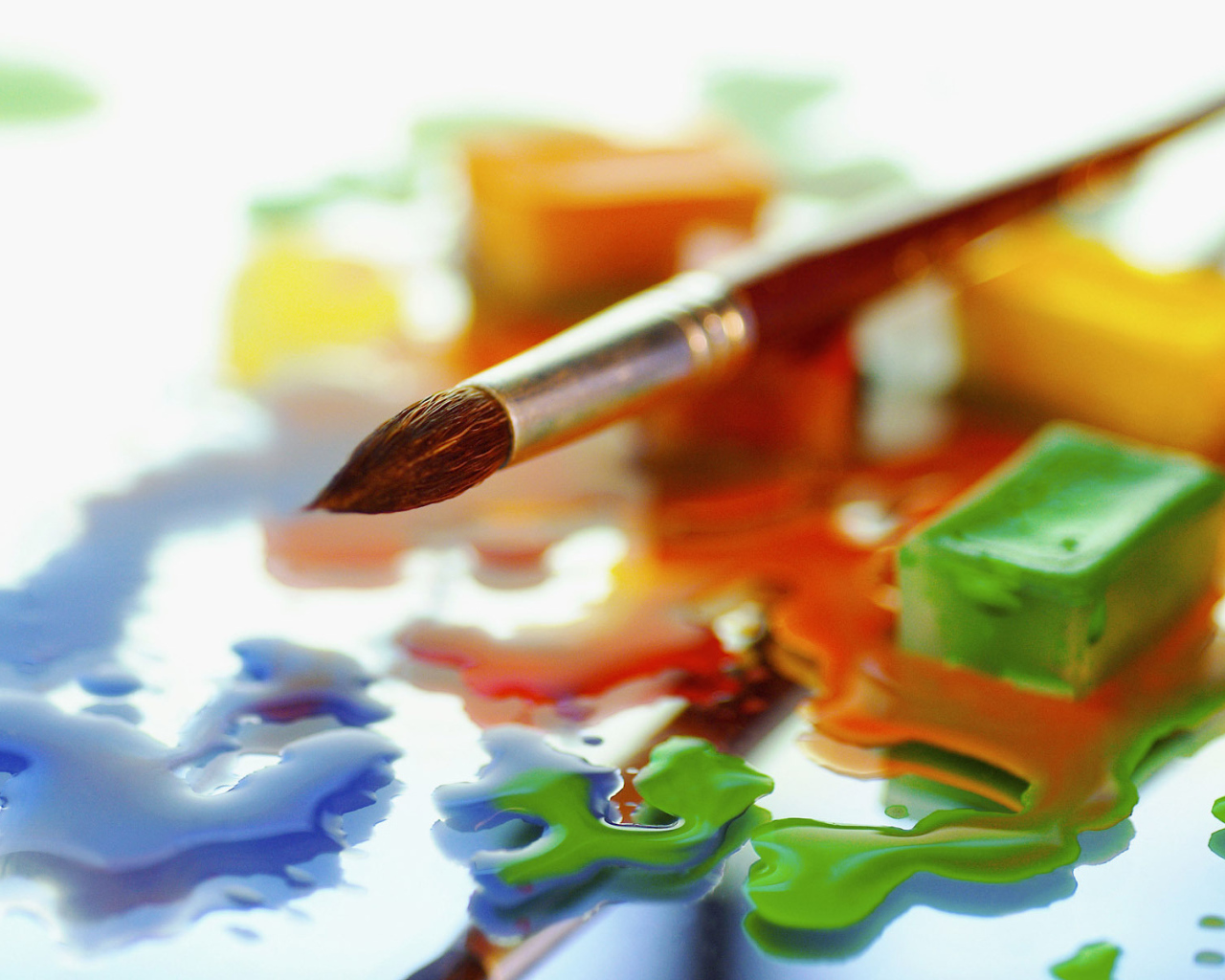 Кисть и краски