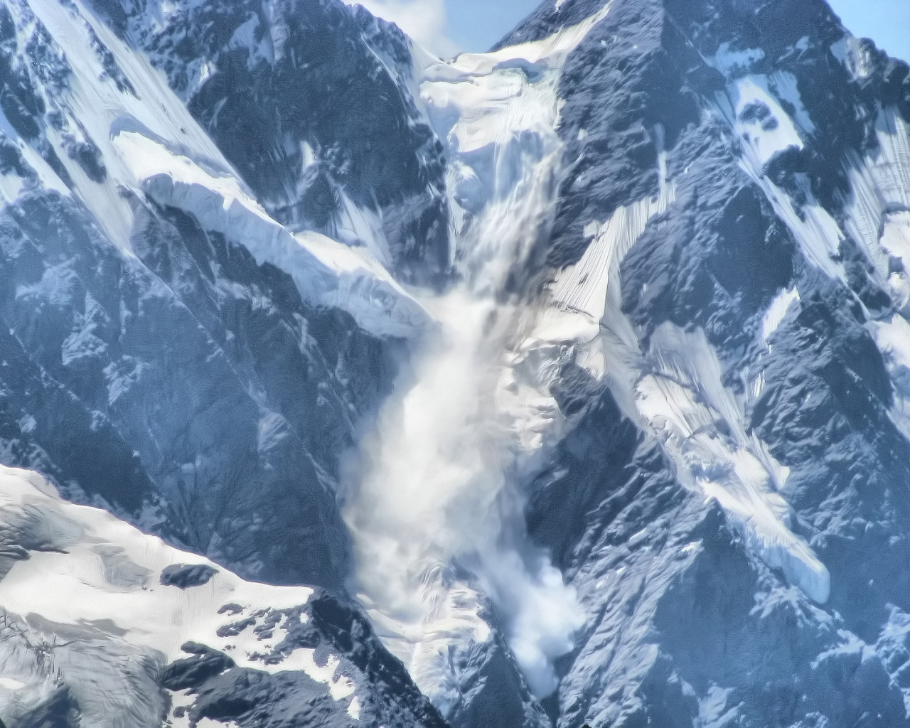 Сход снега с гор