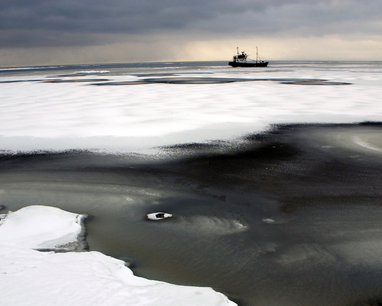 Застрявший во льдах корабль
