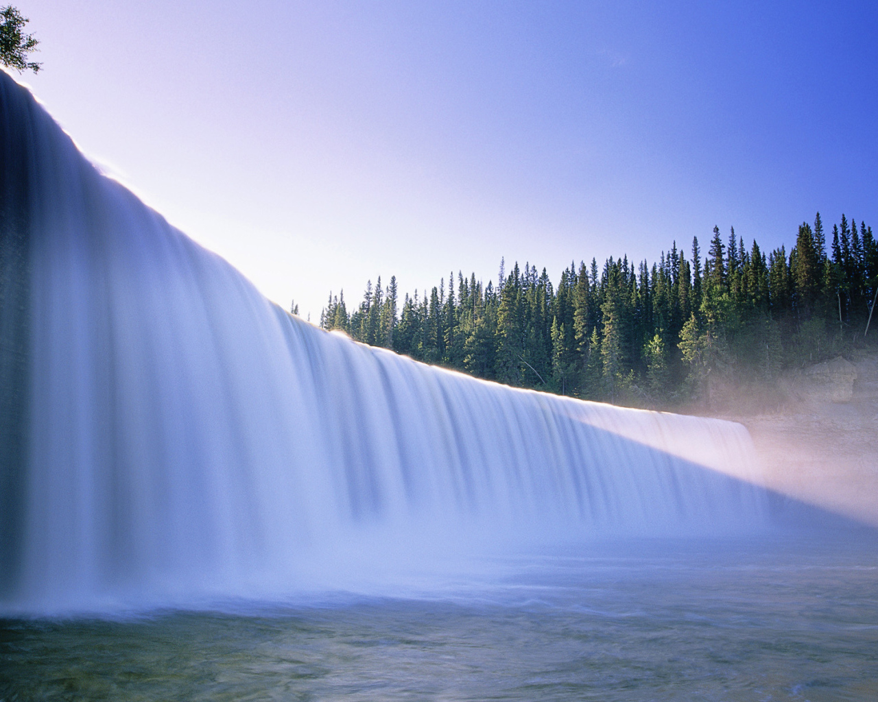Красивый водопад в Канаде