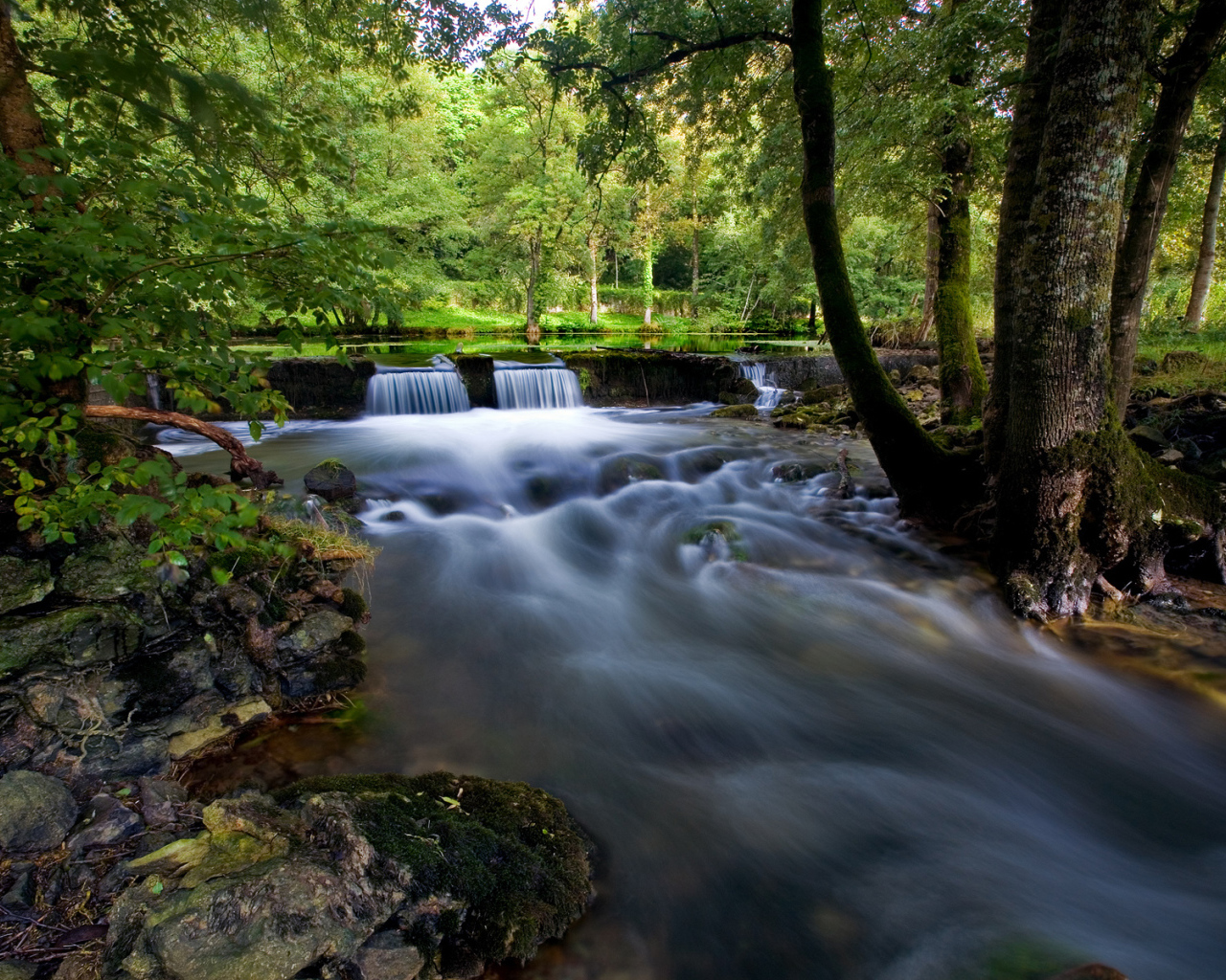 Небольшой водопад Франция