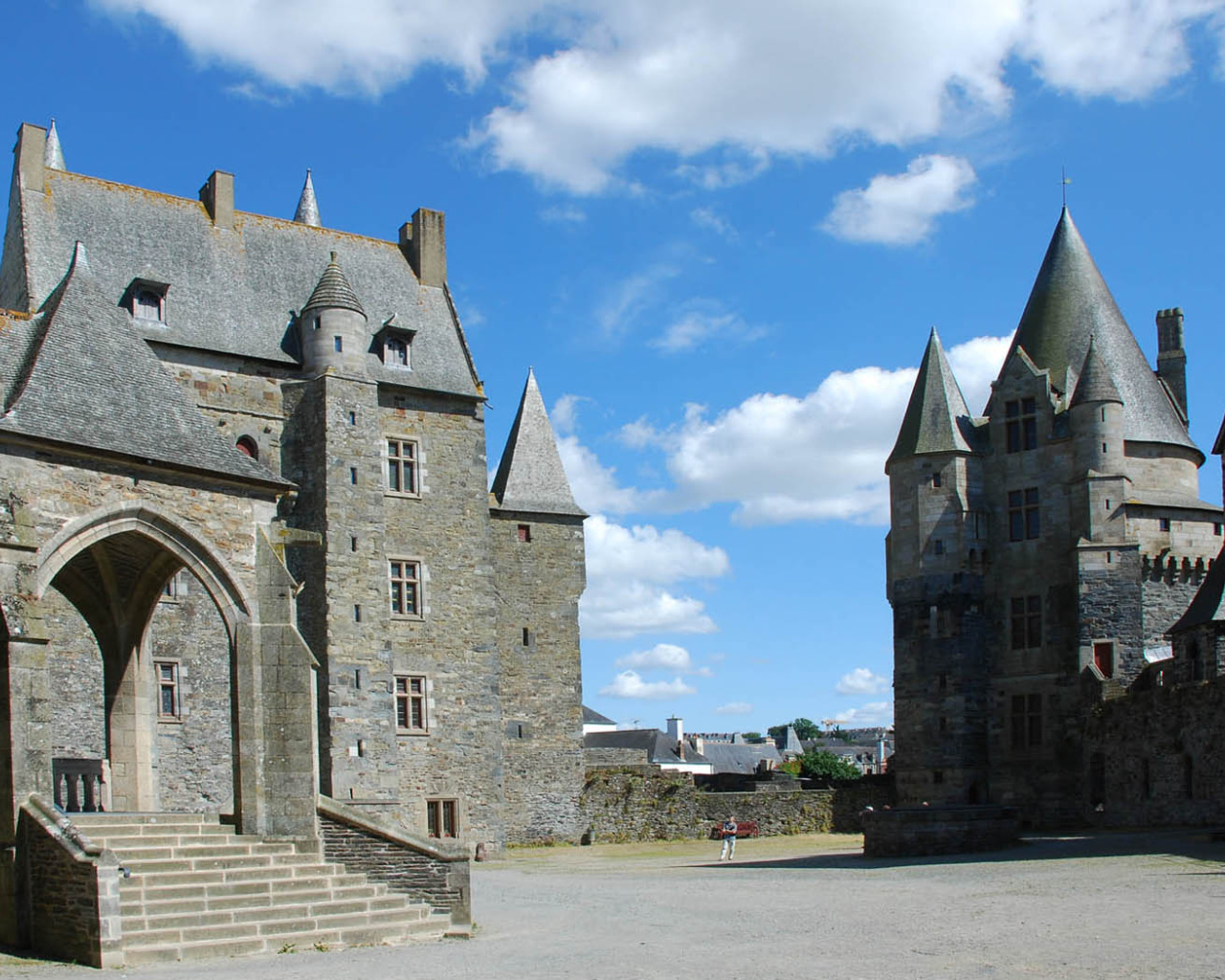 Старинный каменный замок