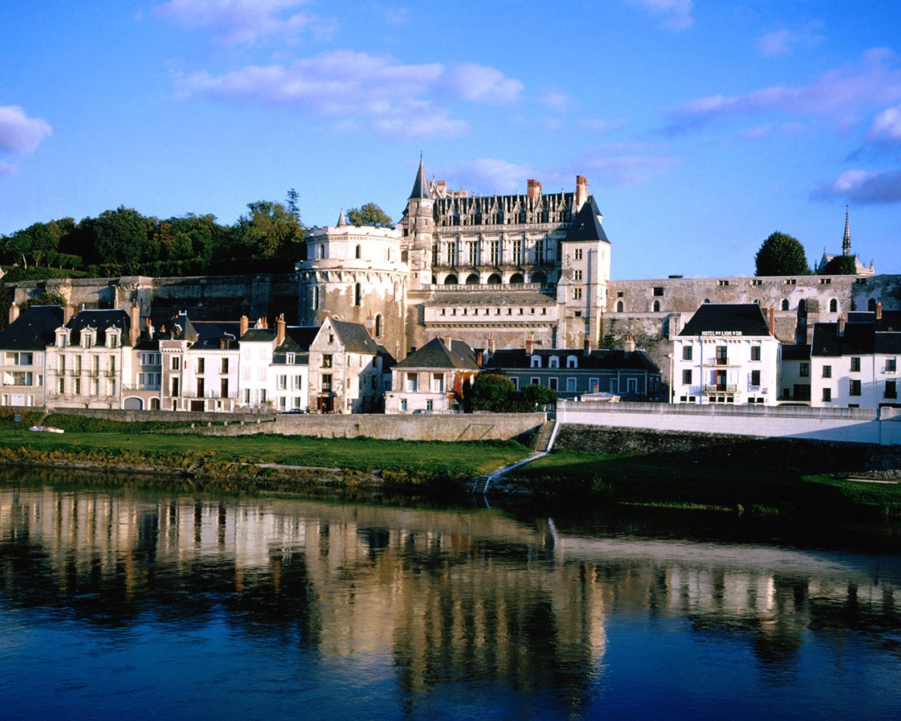 Старинный замок во франции