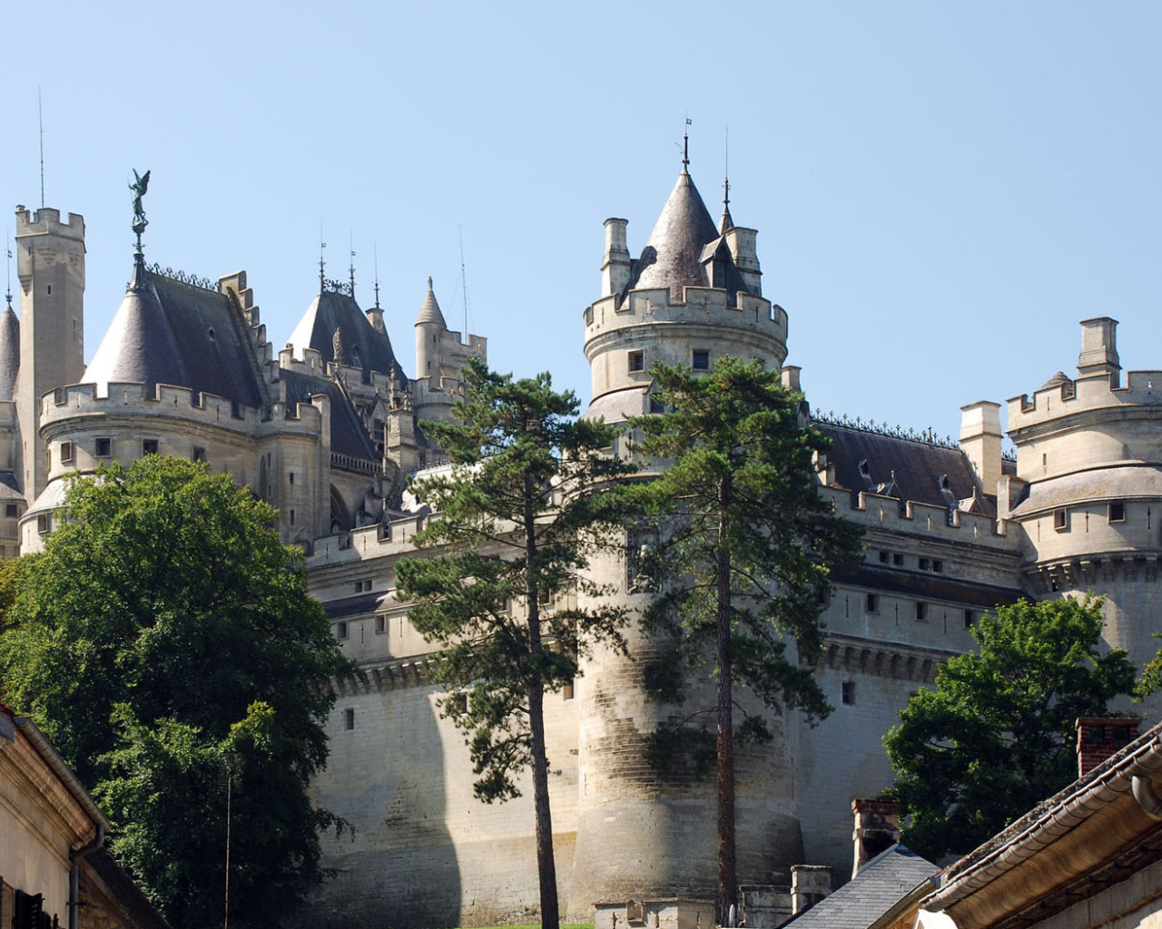 Большой замок во Франции