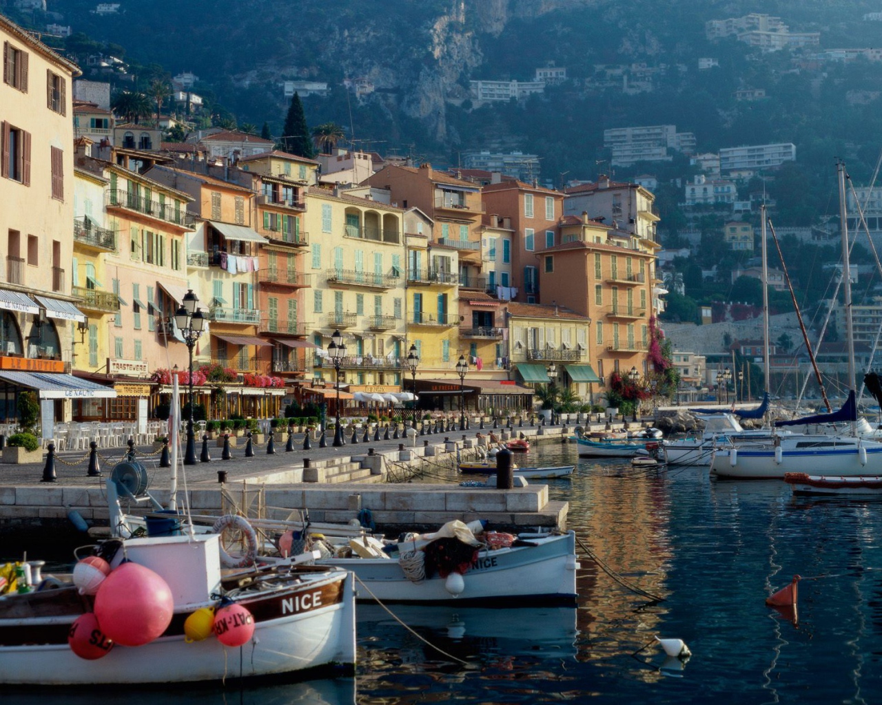 Лодки на берегу