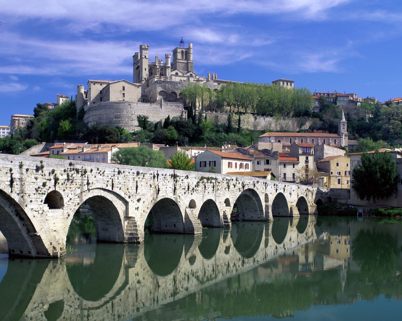 Замок на вершине холма