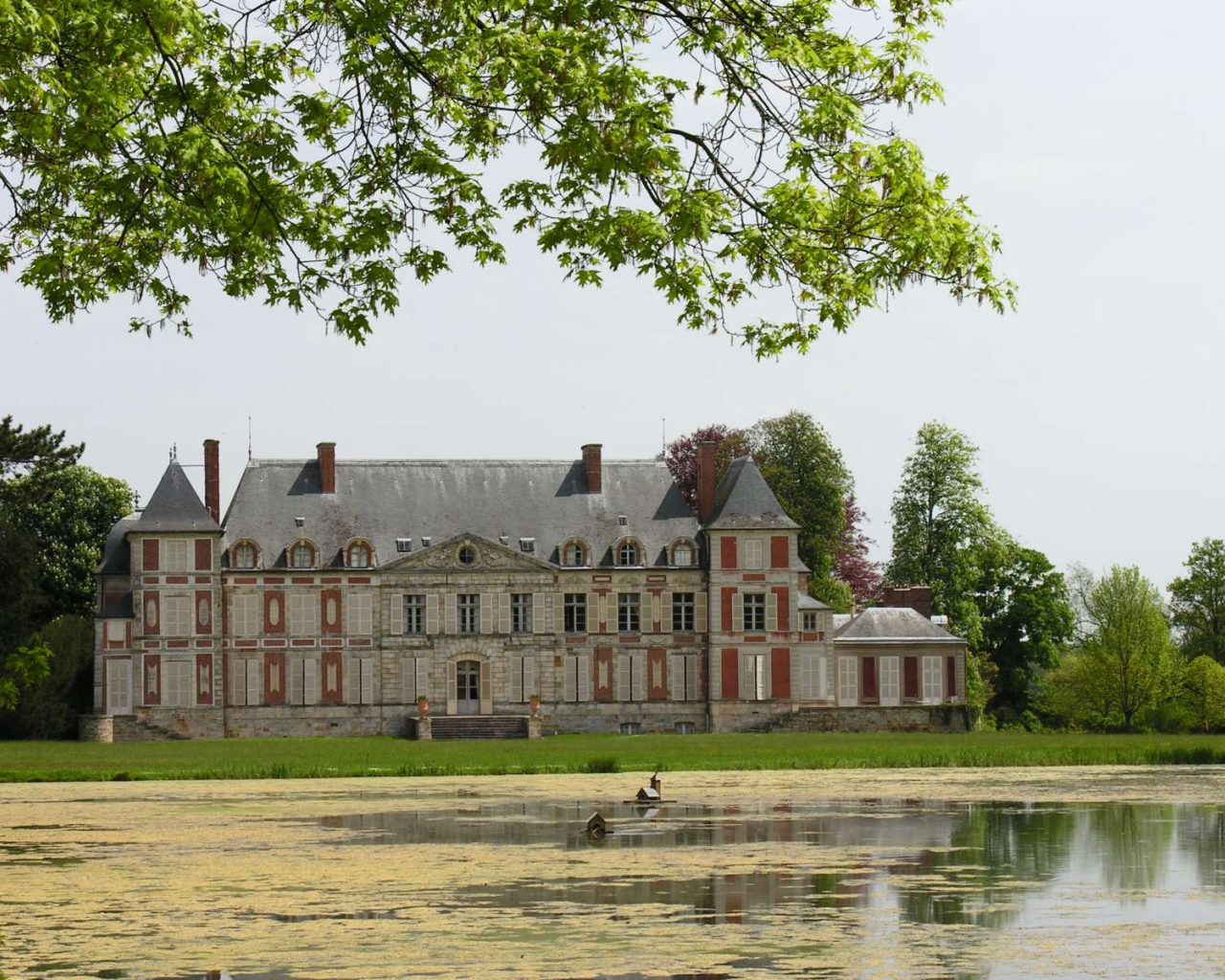 Замок на берегу озера