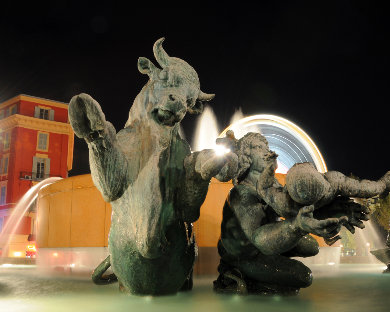 Фонтан со скульптурами