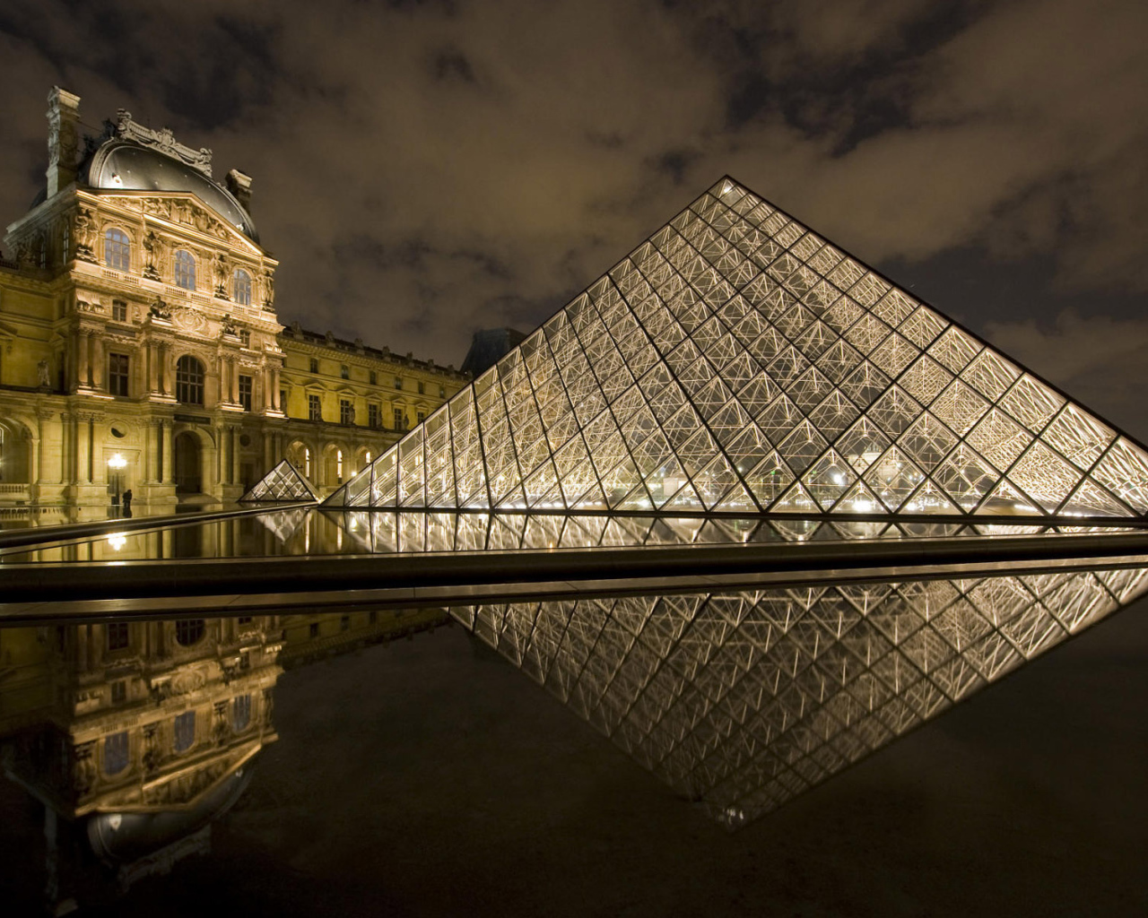 Стеклянные пирамиды Лувра Париж