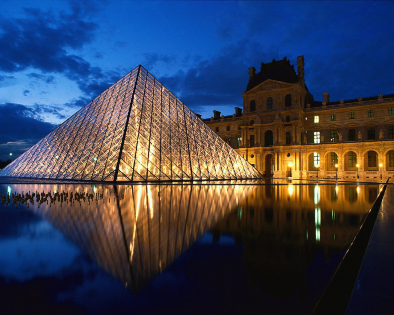 Пирамида Лувр